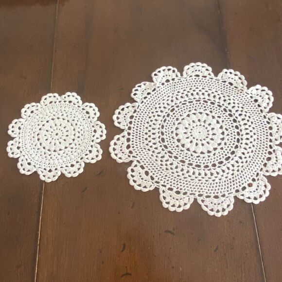 Beige Round Scalloped Edge Crochet Lace Doily Table Decorative Placemat Set of 3 - Picture 5 of 13